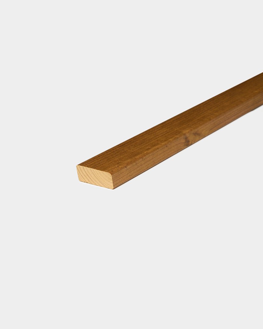 Lamelle de façade WoodUpp Aluwood Oiled Brown (240 x 4 x 1,8 cm), présentée comme une pièce d’angle extérieur avec une finition lisse sur fond blanc.